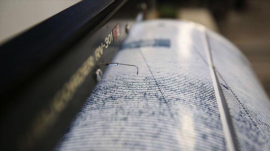 Endonezya’da 6,9 büyüklüğünde deprem