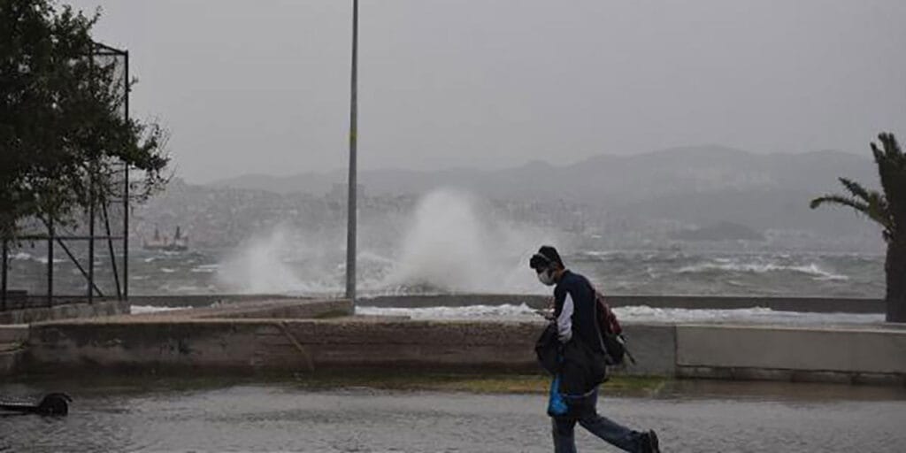 İzmir’de kuvvetli rüzgar ve fırtına uyarısı
