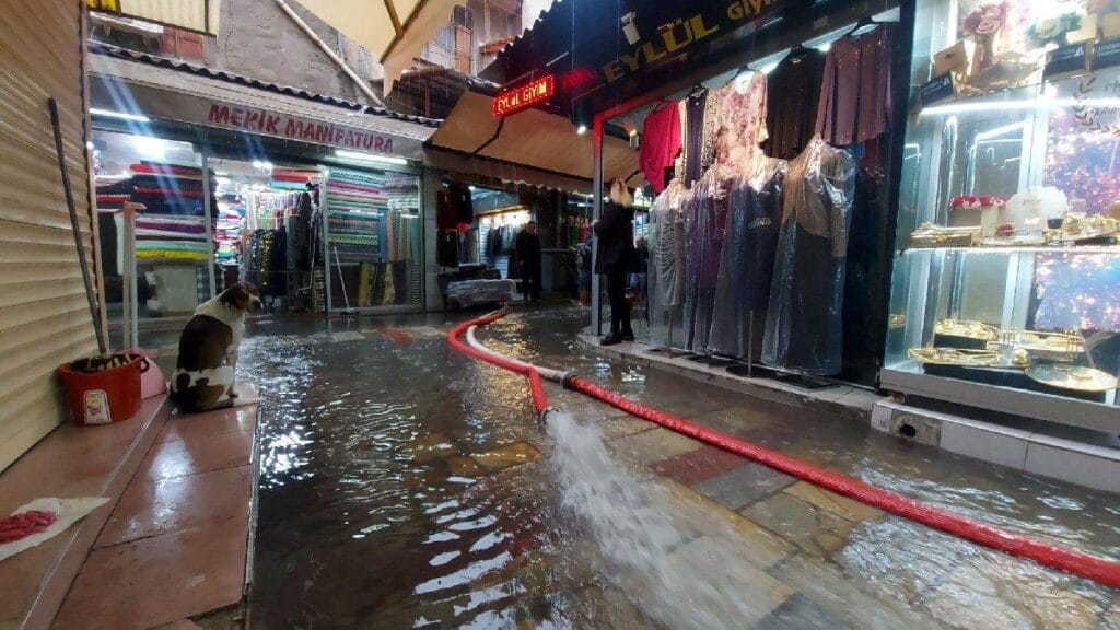 İzmir’de sağanak: Tarihi Kemeraltı Çarşısı’nı yine su bastı