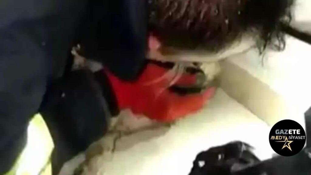 Yangından etkilenen kediyi kurtarmak için dakikalarca uğraştılar