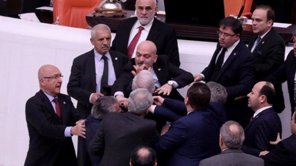 AKP bundan da mağduriyet çıkardı! Yumrukçu vekilin kaburgası kırılmış