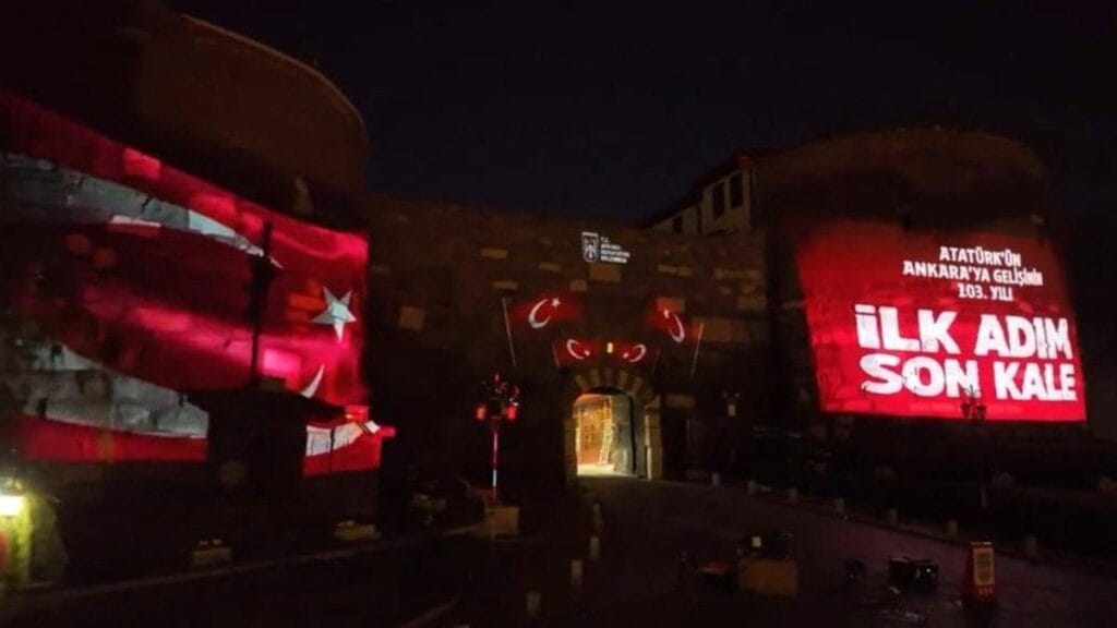 Ankara Kalesi’nde Türk bayraklı görsel şölen