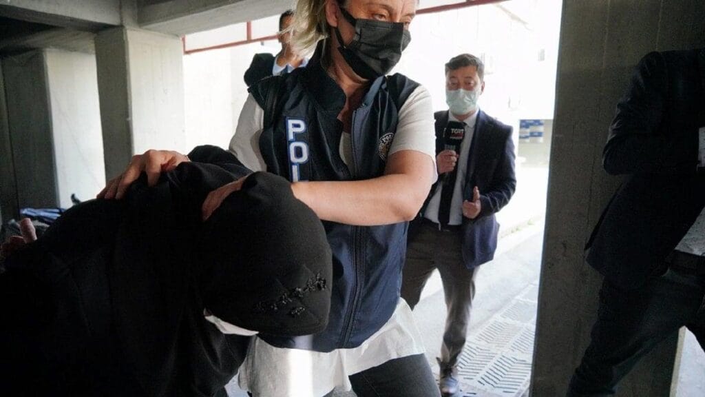 Cani anne sevgilisiyle bir oldu, 2 oğlunu öldürttü