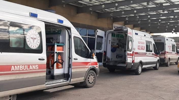 Okul önünde bıçaklı yaralama