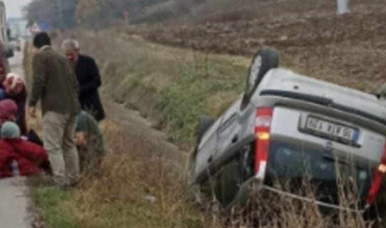 Otomobil, yağmur suyu kanalına devrildi: 4 kişilik aile yaralı