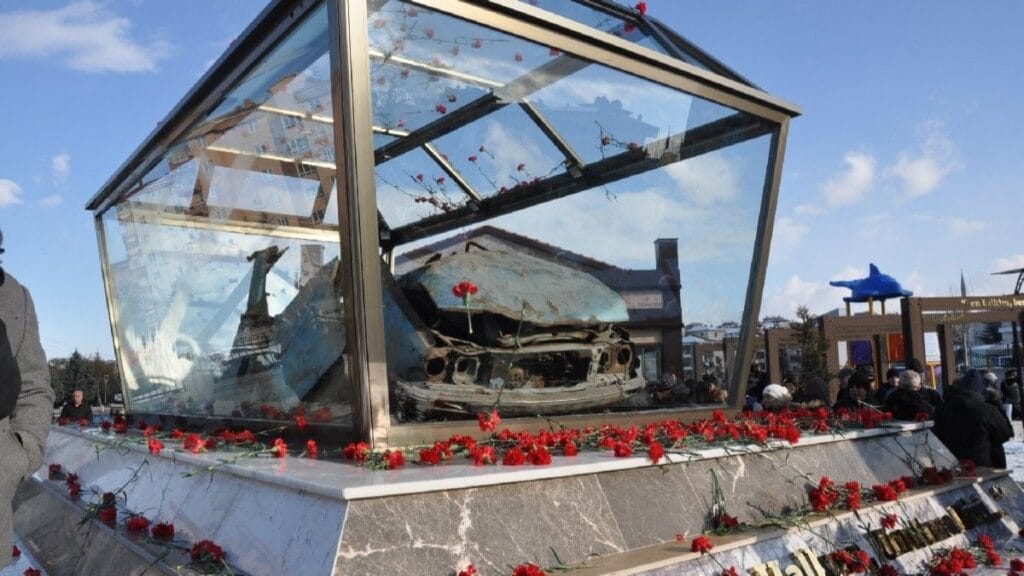 10 yıldır camdan bir tabutun içerisinde Uğur Mumcu’yu hatırlatıyor