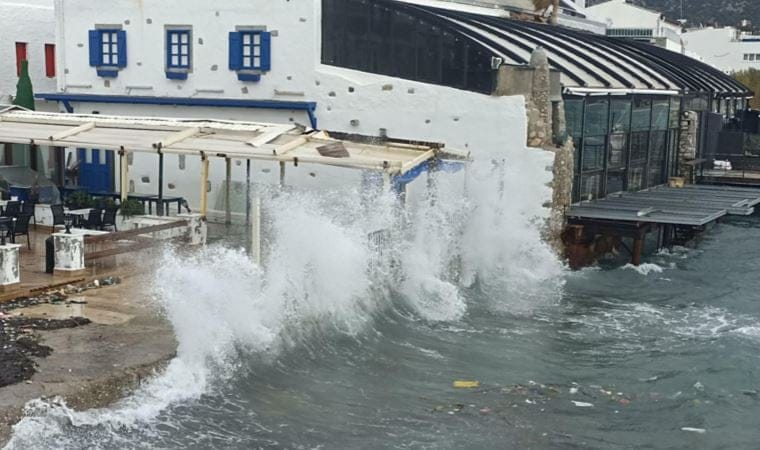 Bodrum’da fırtına: Dalgaların boyu 3 metreye ulaştı