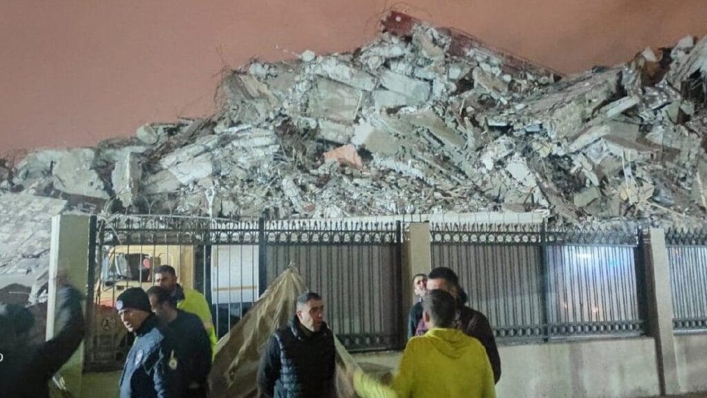 Eski emniyet binası çöktü, göçük altında arama çalışması başlatıldı