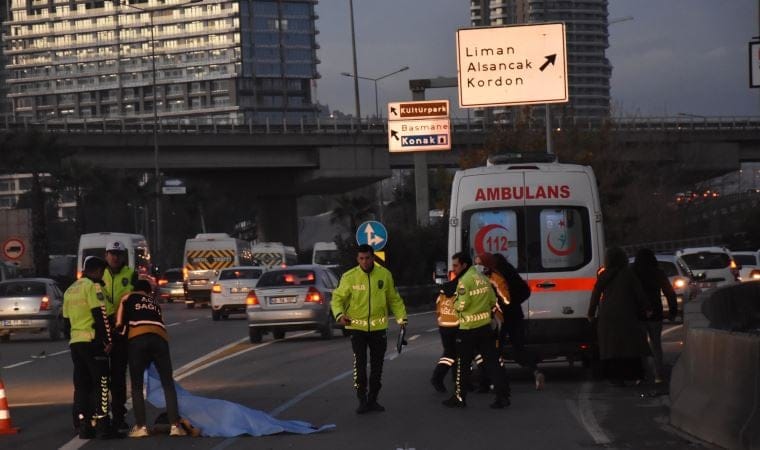 İzmir’de otomobilin altında 5 metre sürüklenen yaya hayatını kaybetti