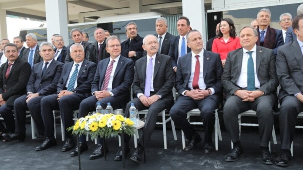 Kılıçdaroğlu, muhtarlarla buluştu