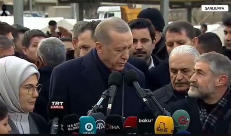 Basın açıklamasında öne geçmeye çalışan Nebati ile Erdoğan’ın bakışması gündem oldu