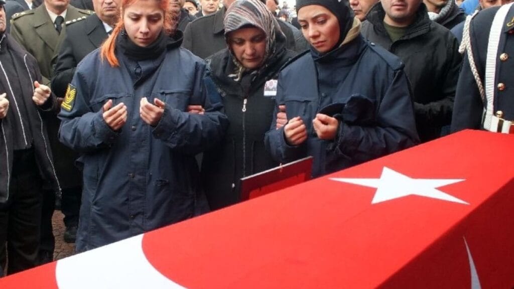 Depremde hayatını kaybeden astsubaya kızlarından üniformalı veda