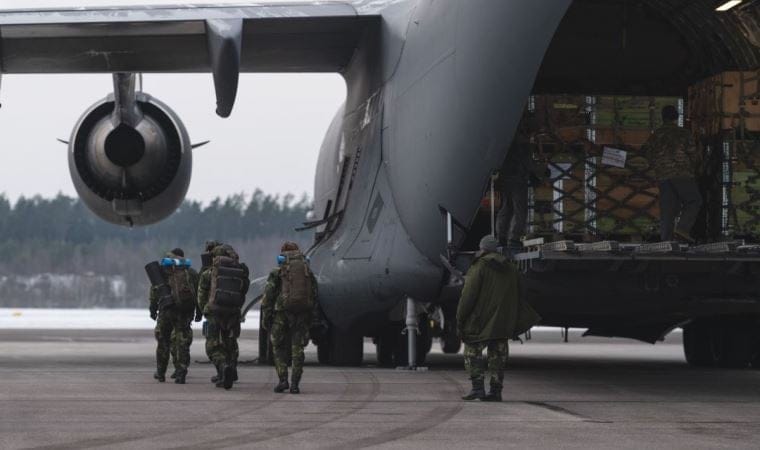 İsveç, Türkiye’ye 45 personel ve arama kurtarma köpeği daha gönderdi