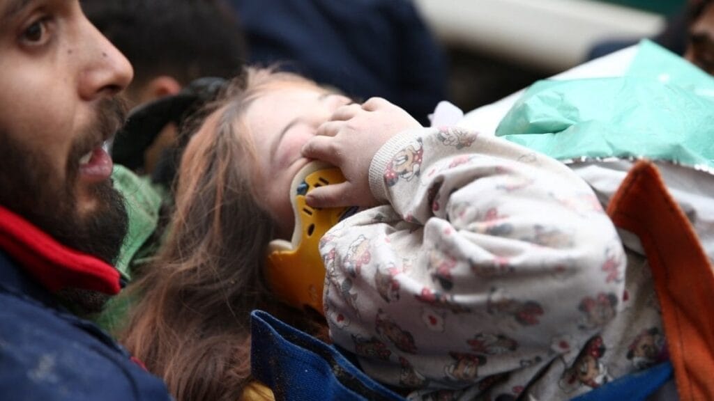 Osmaniye’de yıkılan 10 katlı binadan bir kız çocuğu kurtarıldı