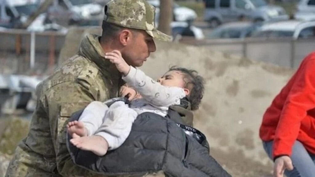 Refakatsiz depremzede çocuklar Deringörü ile tespit ediliyor