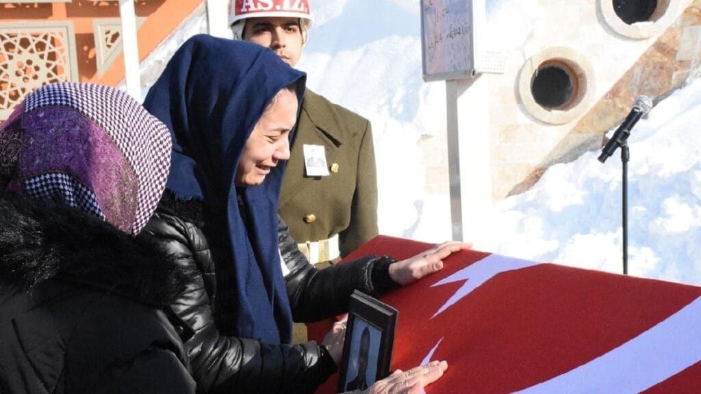 Uzman çavuş ile eşi depremde öldü; 3 yaşındaki oğlu kurtuldu