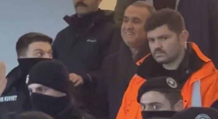 Kendisine tepki gösteren depremzedelere gülen Vali istifa etti