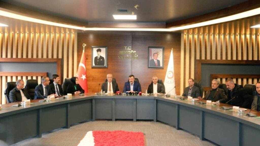 AKP’li vekillerin valilik binasındaki toplantısı tartışma yarattı