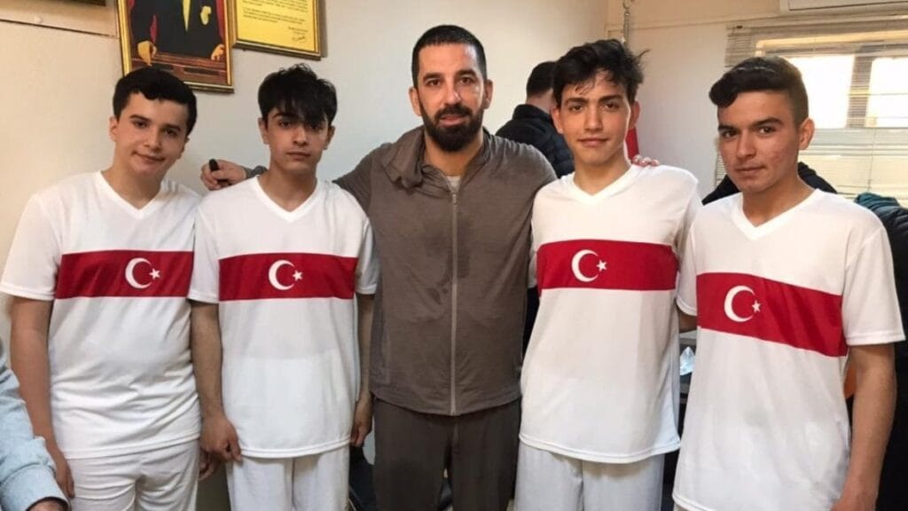 Arda Turan, depremzede çocuklar için sahalara döndü