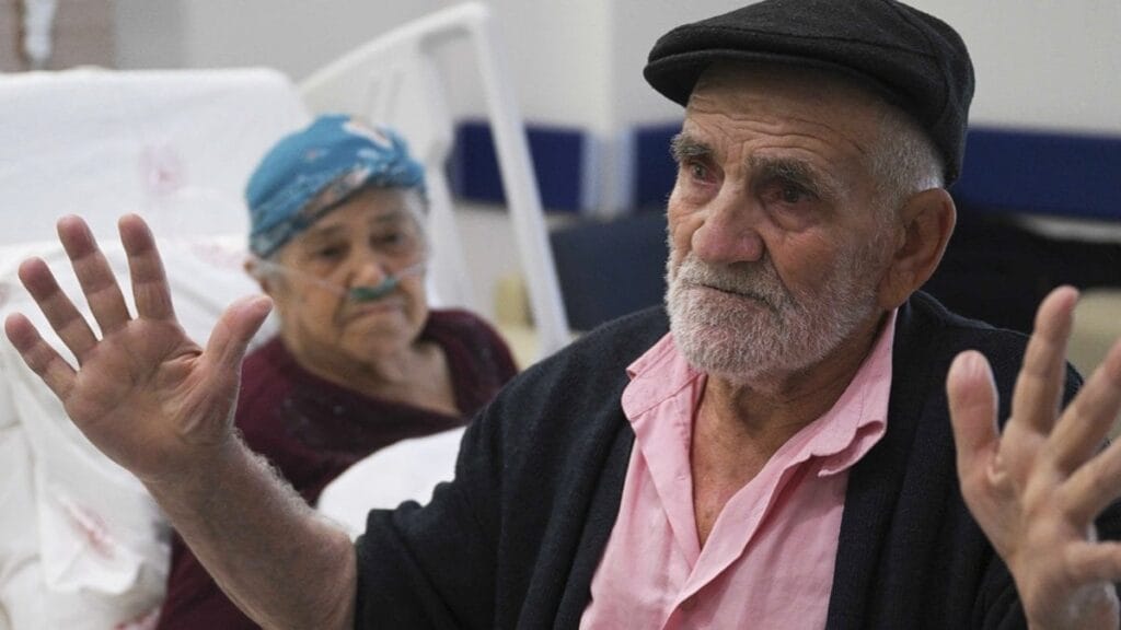 Enkaza girip 65 yıllık hayat arkadaşını kurtardı