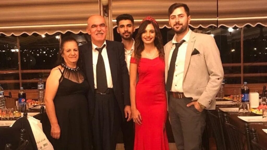 Enkazdan sağ çıkarıldığını öğrendikleri görme engelli babalarını arıyor