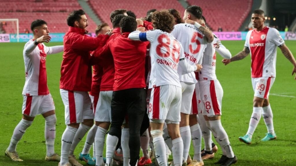 Samsunspor Sakaryaspor’u yenerek zirve takibini sürdürdü
