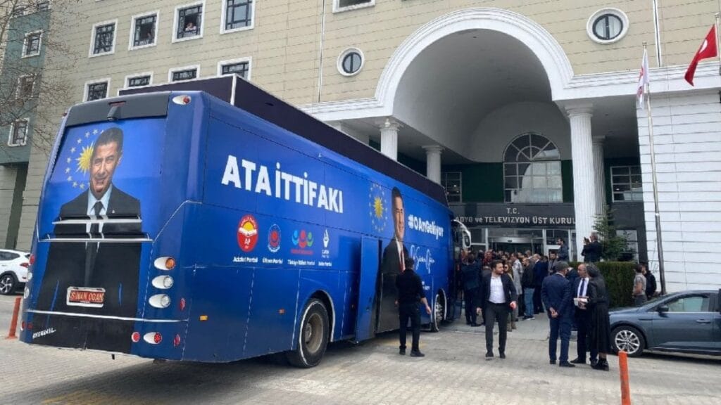 ATA ittifakı Cumhurbaşkanı adayı Sinan Oğan, TRT’nin kapısına otobüsle dayandı