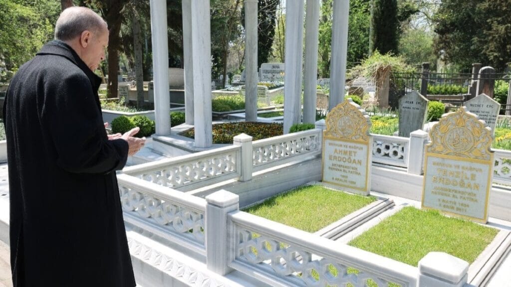 Erdoğan’dan mezar ziyareti