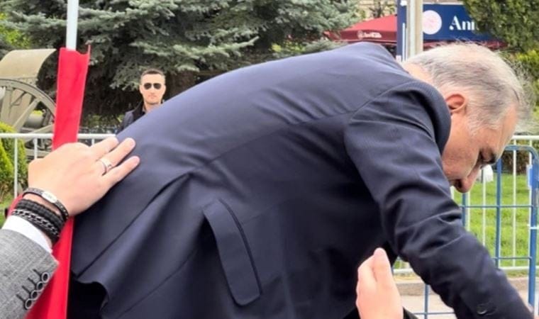 İYİ Parti Milletvekili adayı, miting alanına girmek için bariyerlerin üzerine çıktı