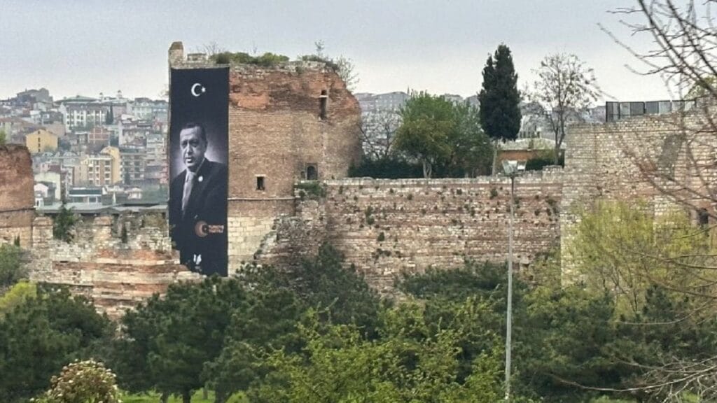 Tarihi surlara Erdoğan posteri astılar!
