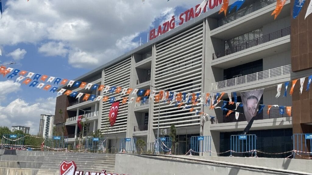 Atatürk ismine yer vermediler, AKP-MHP bayraklarını görmezden geldiler