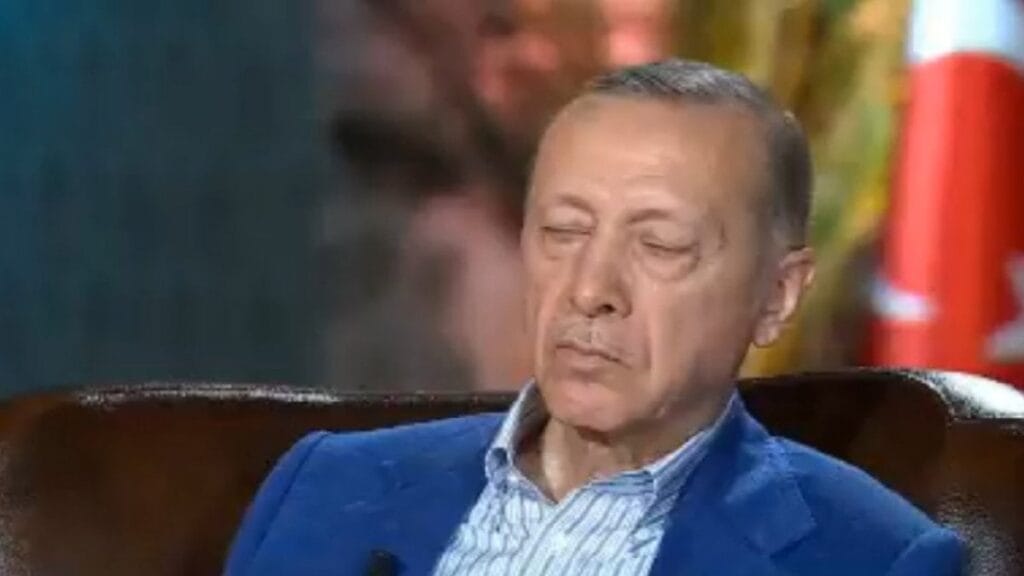 Canlı yayında Erdoğan’ın içinin geçtiği anlar sosyal medyada gündem oldu