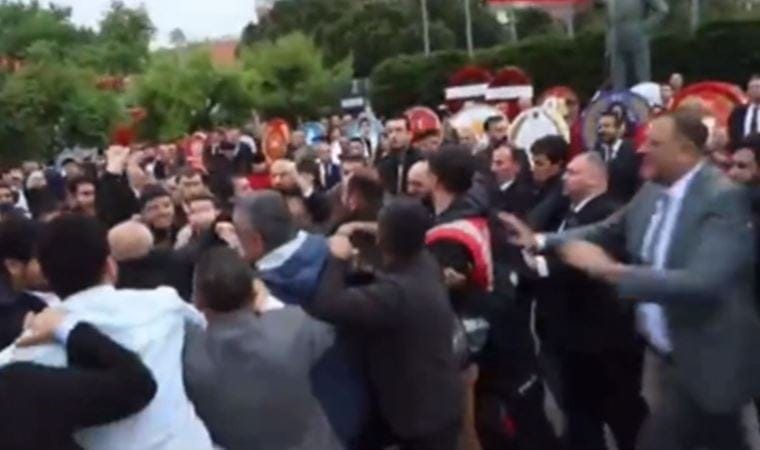 Murat Ağırel paylaştı :Çelenk koyma töreninde CHP ve MHP’liler arasında arbede çıktı
