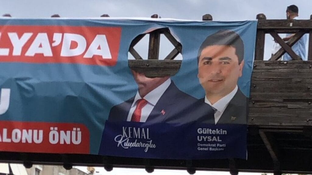 CHP afişlerine, kesici aletlerle çirkin saldırı