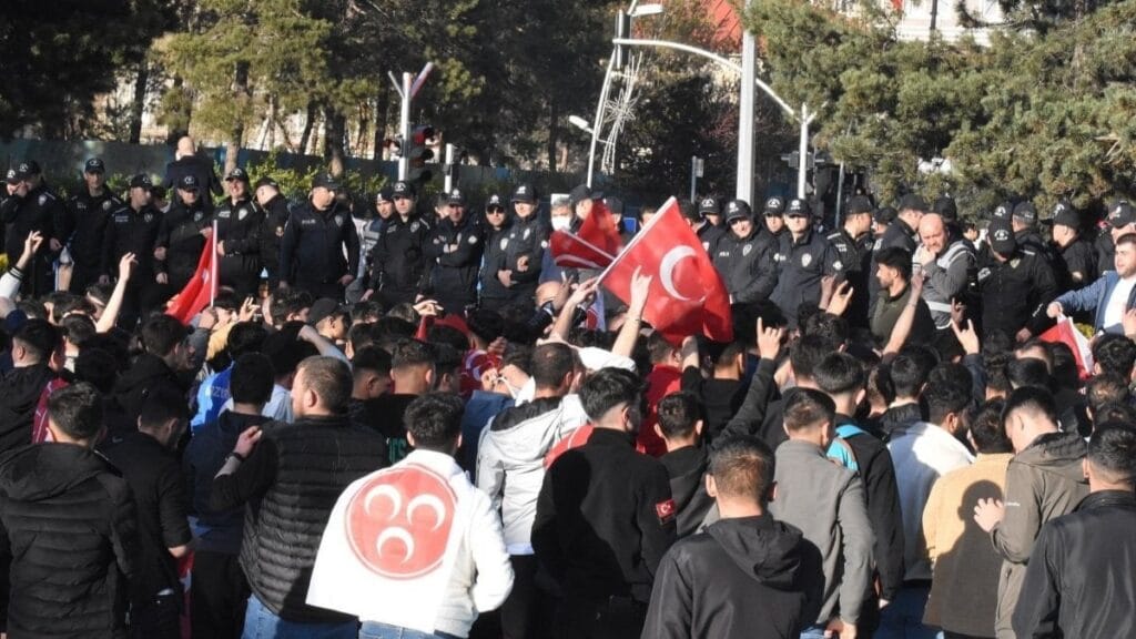 Ekrem İmamoğlu’na Erzurum’da yapılan saldırının fotoğrafları ortaya çıktı