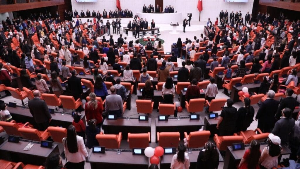 İki vekil daha hak etmediği maaşı iade etti