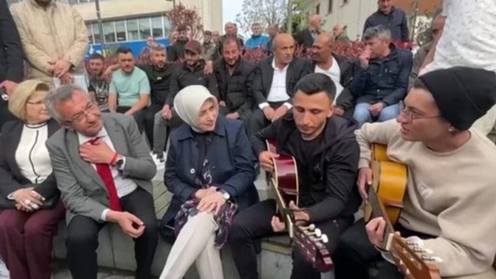 İşte özlenen sahne: CHP’li ve AKP’li adaylar gençlerle beraber türkü söyledi
