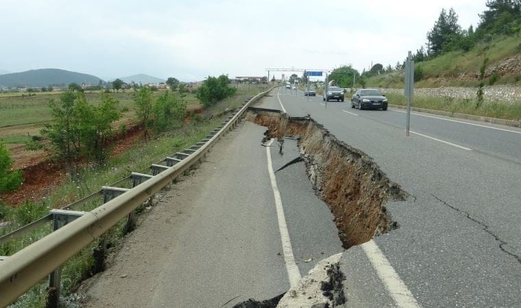 Muğla’da sağanak nedeniyle karayolu çöktü