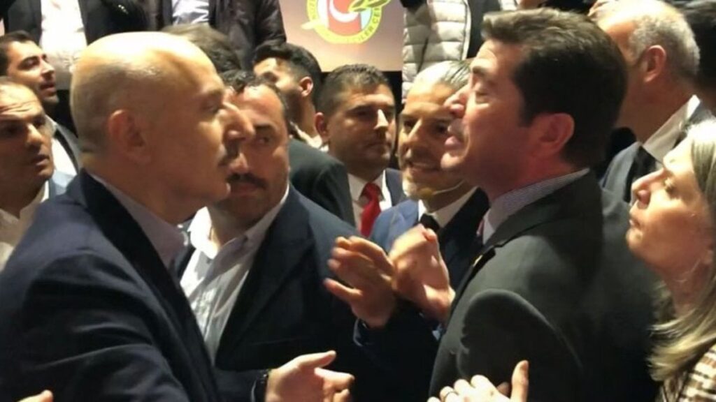 Ödül töreninde CHP’li vekil ile tartışan Bakan Karaismailoğlu salonu terk etti