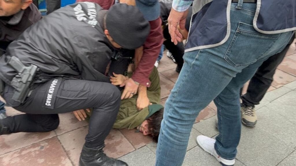 Okullarda imam görevlendirilmesini protesto edenler gözaltına alındı