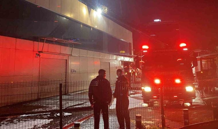 Zeytinburnu’ndaki teknoloji mağazası alev alev yandı
