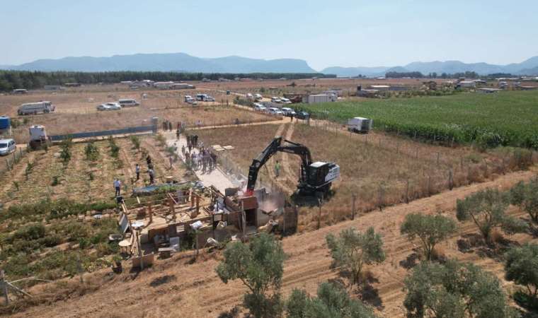 İzmir’de “hobi bahçesi” niteliğindeki kaçak yapılar yıkılıyor