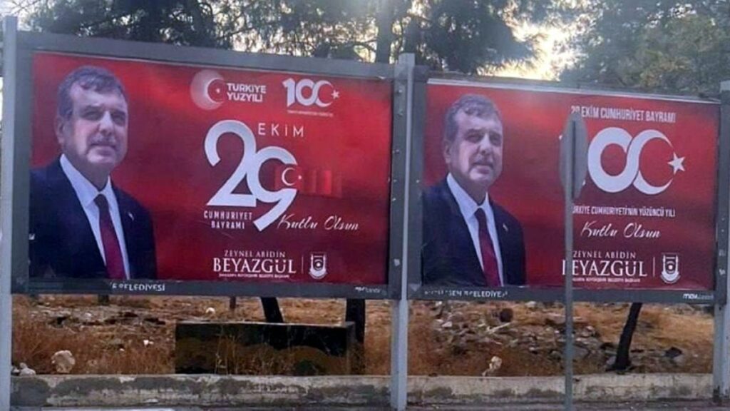 Afişlerde Atatürk Fotoğrafı Yok.AKP’li Başkana Tepki: “Cumhuriyeti sen mi kurdun Zeynel Başkan”
