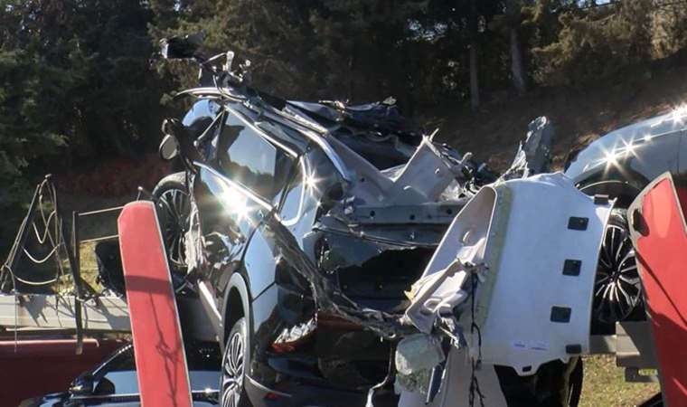 TOGG yüklü TIR üst geçide takıldı, 3 araçta hasar oluştu