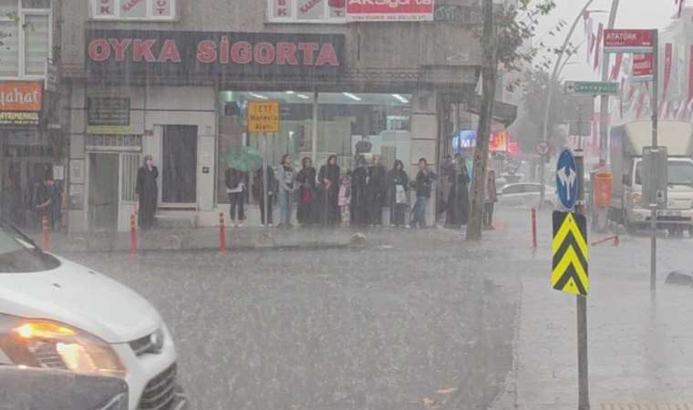 İstanbul’da sağanak etkili oldu: Vatandaşlar zor anlar yaşadı