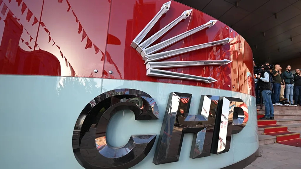 CHP’de istifa depremi devam ediyor… Erdek’te onlarca kişi partiden ayrıldı!