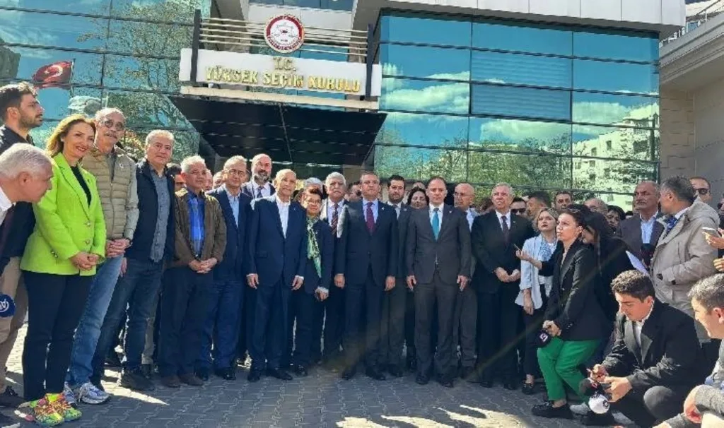 CHP Genel Başkanı Özgür Özel ve partililer YSK önünde: Hatay için ‘seçim iptali’ başvurusu!