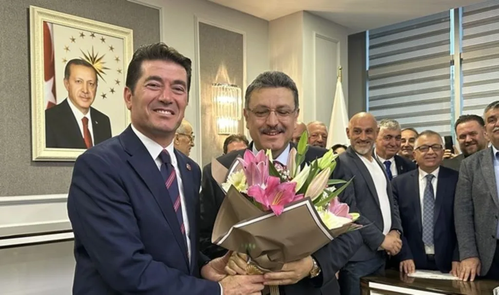 CHP’den başkan seçilen Ahmet Kaya, ‘Erdoğan siyasi kimliktir’ dedi ve tablosunu kaldırttı