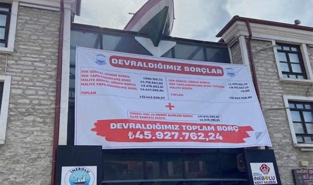 Cumhur ittifakı karıştı…MHP’li başkan AKP’den devralınan borçları belediye binasının duvarına astı