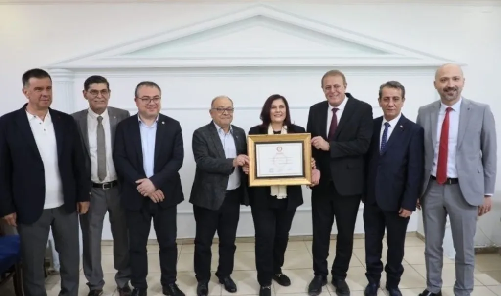 Mazbatasını Aydın Adliyesi yemekhanesinde düzenlenen törenle alan Çerçioğlu isyan etti